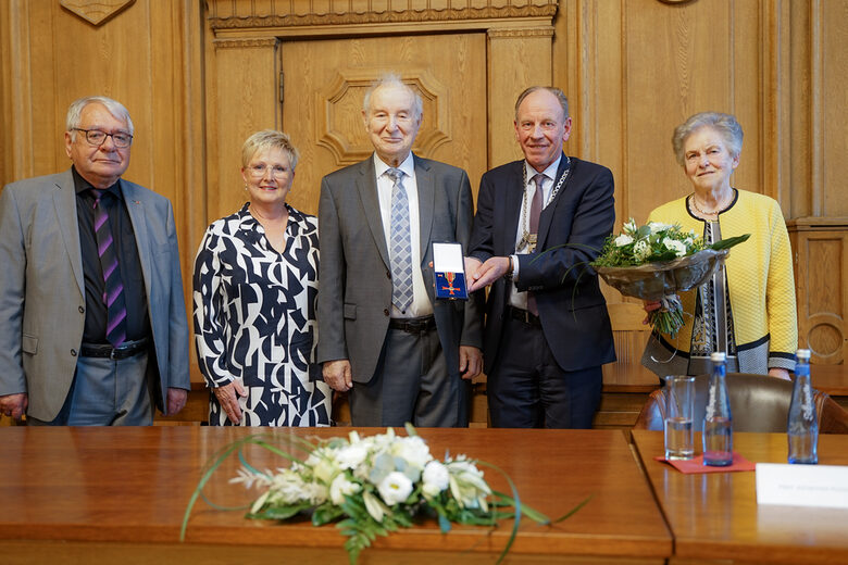 Gemeinsam mit Bürgermeister Klaus Strehl und Bürgermeisterin Monika Budke hat Oberbürgermeister Bernd Tischler offiziell das Bundesverdienstkreuz am Bande an Johannes Kolaska überreicht