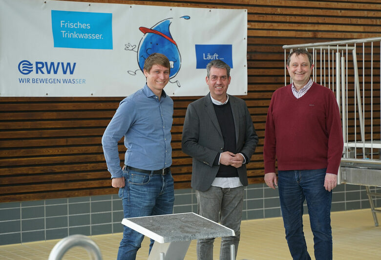 Henning Wiegert (v.l.), RWW Pressesprecher Ramon Steggnik und Ralf Schönberger freuen sich auf die Wiedereröffnung des Hallenbads.