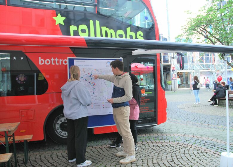 Menschen vor dem Rollmobs