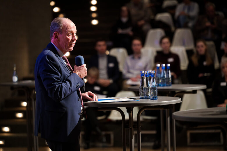 Seitenansicht von Oberbürgermeister Bernd Tischler während seiner Rede an einem Stehtisch