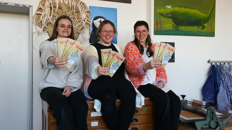 Gruppenfoto im Atelier der Kulturwerkstatt