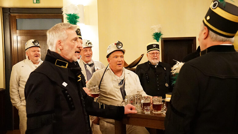 Ehrengarde und Bergleute in traditioneller Bergmannskluft