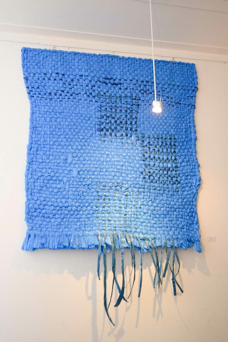 Eine Hommage an Anni Albers - Birgit Feike zeigt einen gewebten Teppich aus Palettenfolie