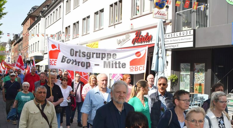 Menschengruppe mit Banner