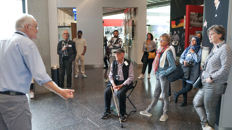 Gruppe in der Ausstellung