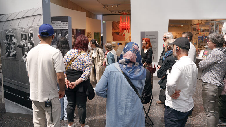 Gruppe in der Ausstellung