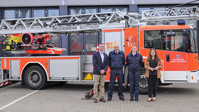 v.l. Emilio Pintea, ..., Friederike Reinold, Susanne Lehmann vor Feuerwehrwagen