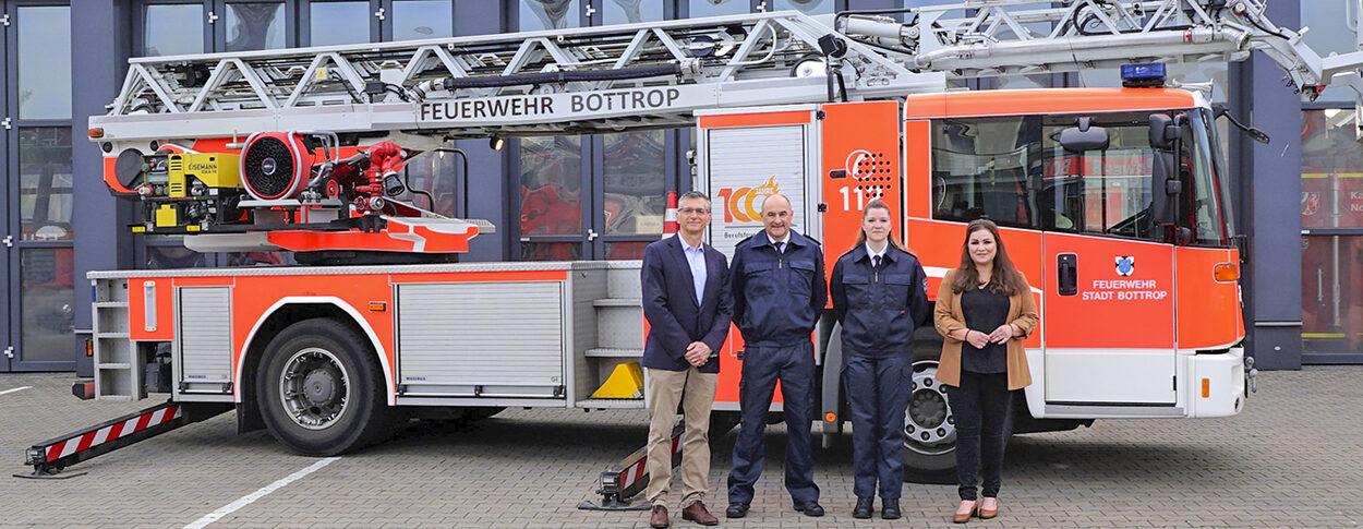 v.l. Emilio Pintea, ..., Friederike Reinold, Susanne Lehmann vor Feuerwehrwagen