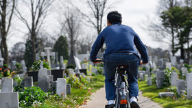 Fahrradfahrer auf einem Friedhof