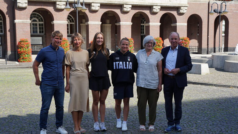 Die beiden Sportlerinnen Nicole Maier (3.v.l.) und Stefanie Horn (4.v.l.) zusammen mit ihren Müttern und Oberbürgermeister Bernd Tischler sowie Henning Wiegert, Leiter des Sport- und Bäderbetriebs Bottrop.