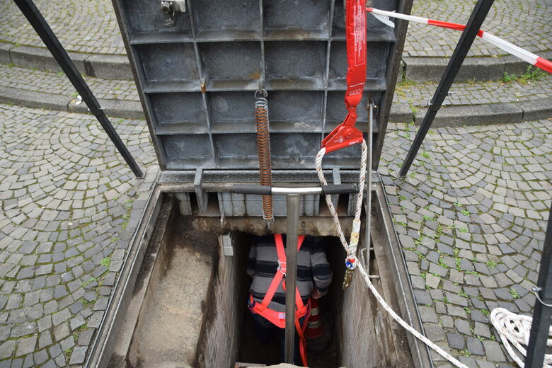 Techniker läuft angeseilt durch Tunnel zur Wassereinschaltung