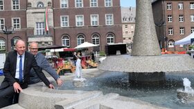 Oberbürgermeister und Bezirksbürgermeister am Brunnen