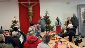 Menschengruppe im Saal