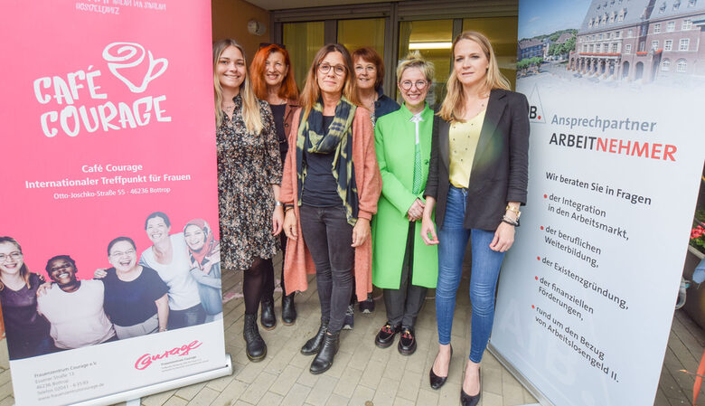 Vom Frauenzentrum Courage wollen Lisa Lebbe (v.l.), Irmelin Sansen und Silke Kutz sowie Sabine Conradt und Tanja Jesenek-Förster vom Jobcenter und Dezernentin Karen Alexius-Eifert Frauen in den Arbeitsmarkt integrieren.