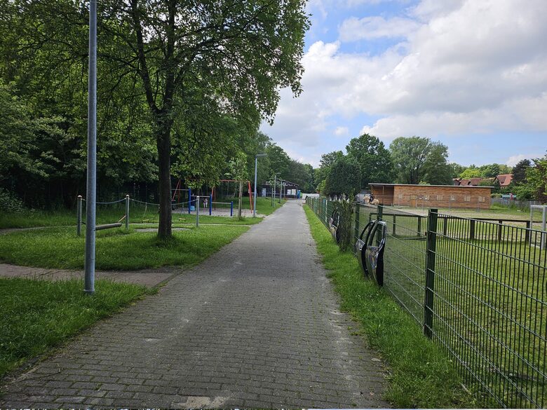 Eingang / Weg zum Abenteuerspielplatz