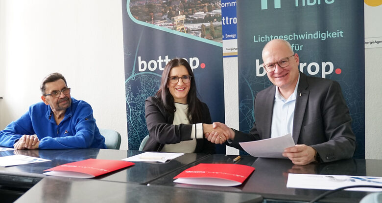 Helmut Kucharski (Bezirksbürgermeister Bottrop Süd), Julia Otten (metrofibre), Klaus Müller (Technischer Beigeordneter Stadt Bottrop)